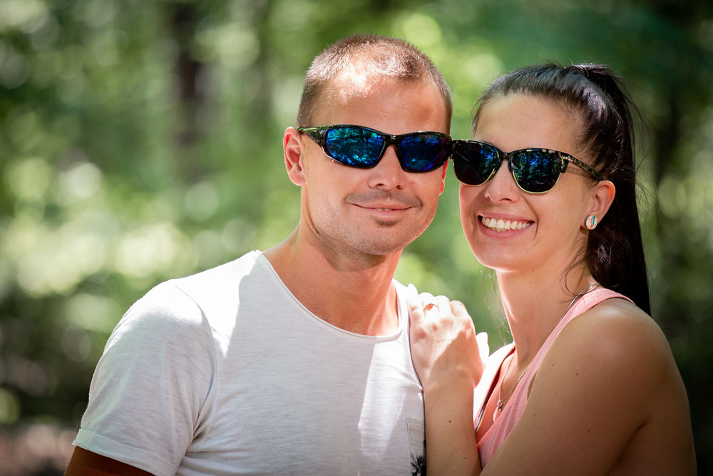 Snoubenci v brýlých v lese.