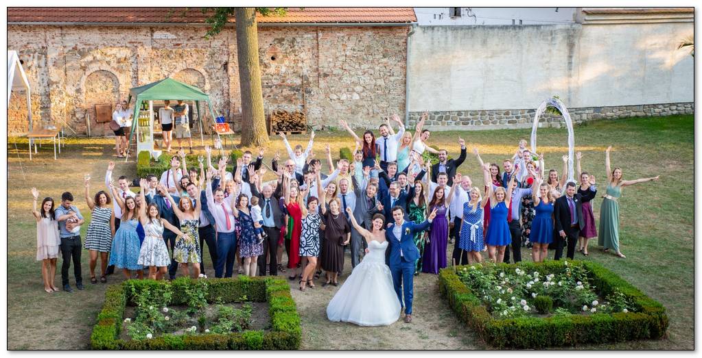 Všichni svatebčané mávají na zámku Radič.