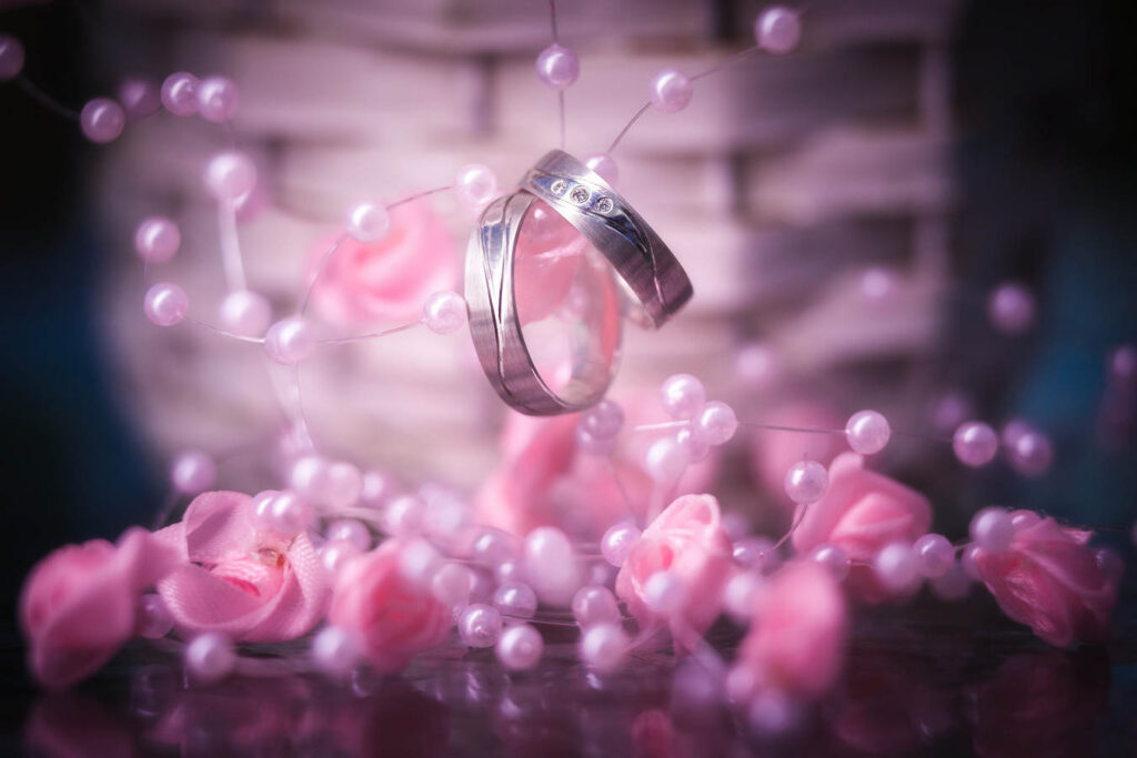 Snubní prsteny ve svatební kytici.